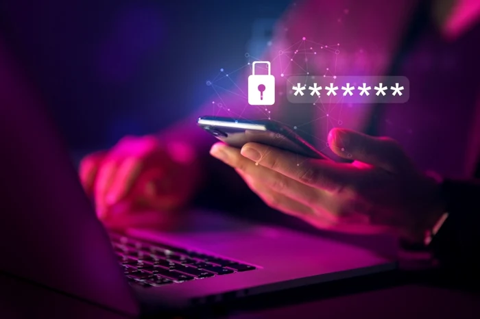 Cineva copiază o parolă din telefon pe un laptop