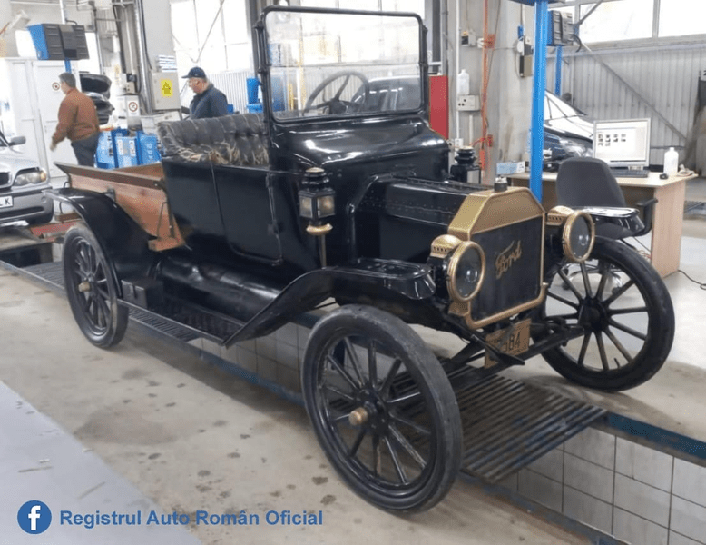 Românul care a venit la RAR cu un autoturism Ford fabricat în 1914. Ce dotări are mașina spectaculoasă