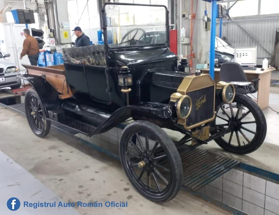 Mașina Ford este în stare de funcționare