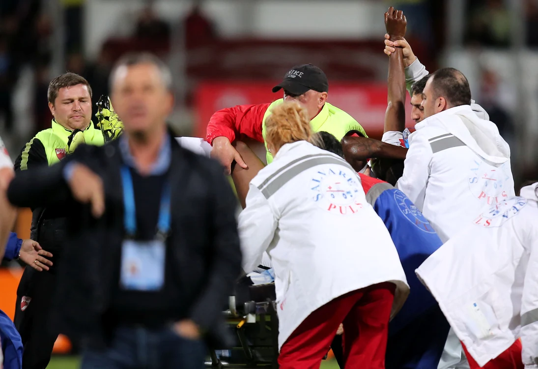 
    Ambulanța l-a preluat cu greu pe Patrick Ekeng Foto: sportpictures.eu  