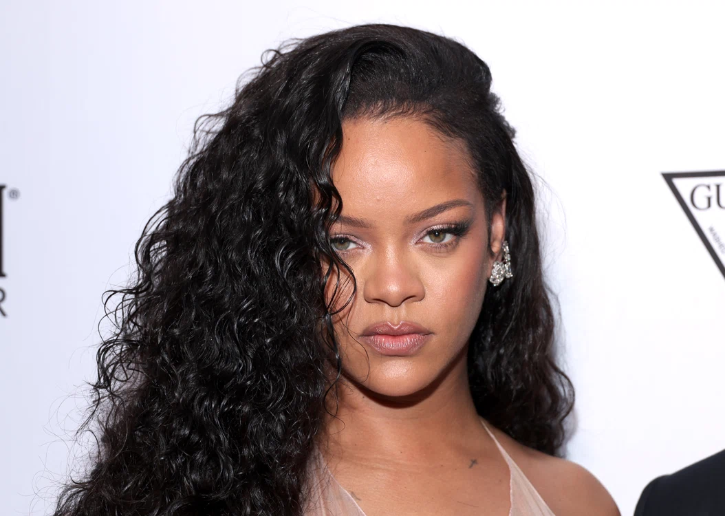 Rihanna, poză prim plan cu cercei de 11 carate