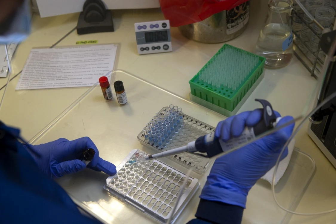 Judeţele care testează puţin raportează o rată de infecţie mai mică