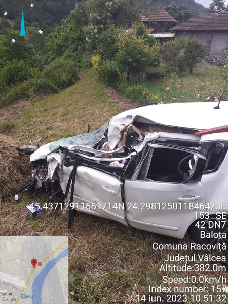 Traficul pe Valea Oltului, blocat în urma unui impact violent între un autoturism și un camion FOTO