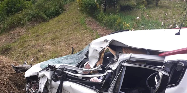 Impact violent între un autoturism și un TIR pe Valea Oltului la Racovița Vâlcea Foto ISU Vâlcea jpeg