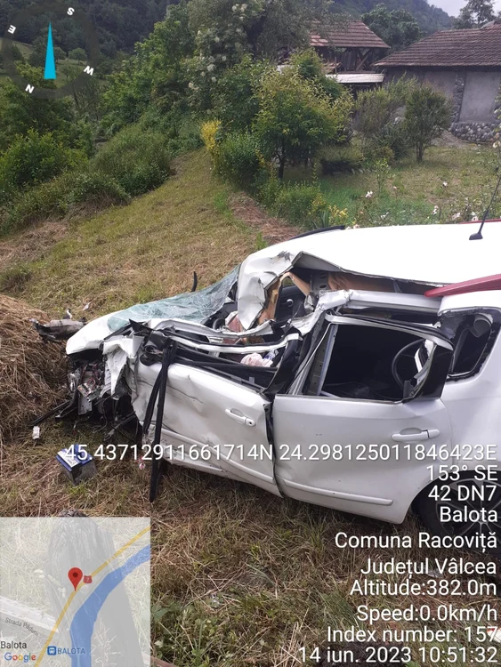 Impact violent între un autoturism și un TIR pe Valea Oltului la Racovița Vâlcea Foto ISU Vâlcea