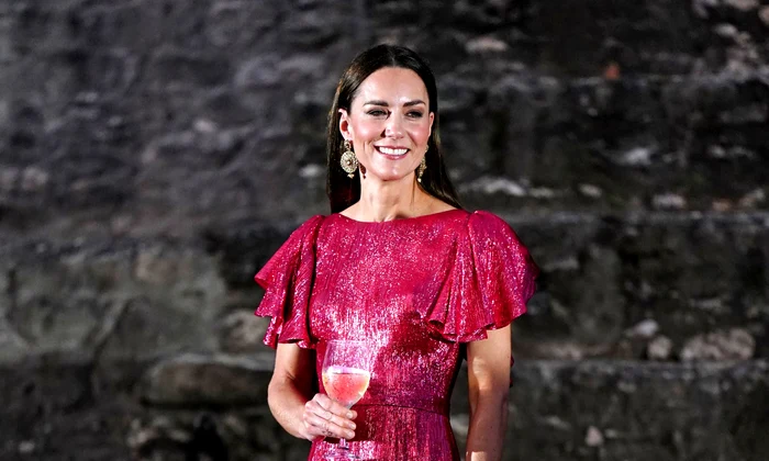 Kate Middleton rochie sclipitoare roz GettyImages 1239405429 jpg
