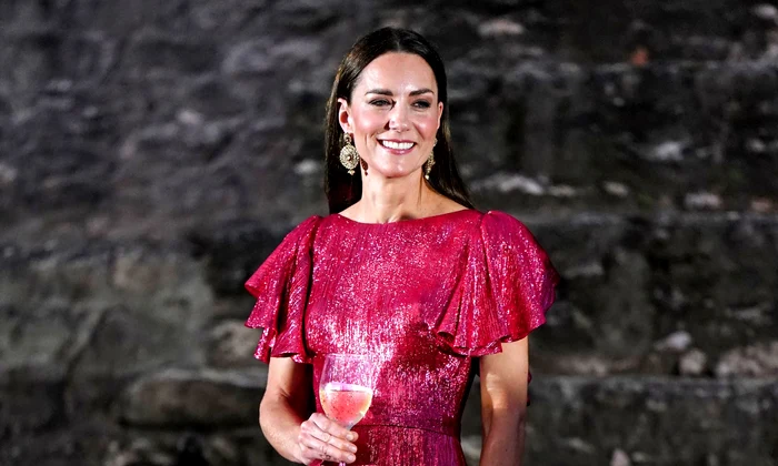 Kate Middleton rochie sclipitoare roz GettyImages 1239405429 jpg