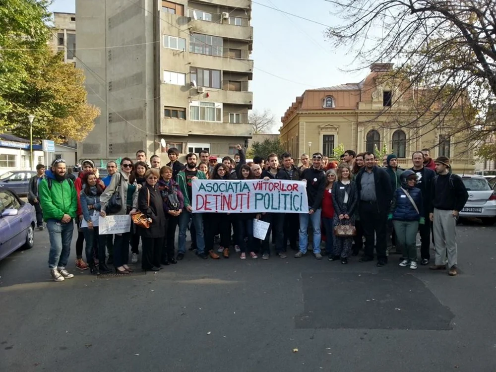 Manifestanţii consideră dosarul în care sunt învinuţi cinci persoane pentru ultraj unul politic FOTO rezistentaurbana.ro