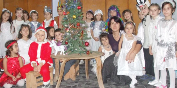 Educatoarea Claudia Tălmaciu şi grupa pregătitoare de la Grădiniţa Nord 2. FOTO: Mădălina Mitroi