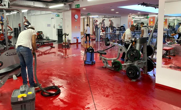 Angajații unei firme de curățenie au spălat și dezinfectat fiecare colțișor al sălii de sport