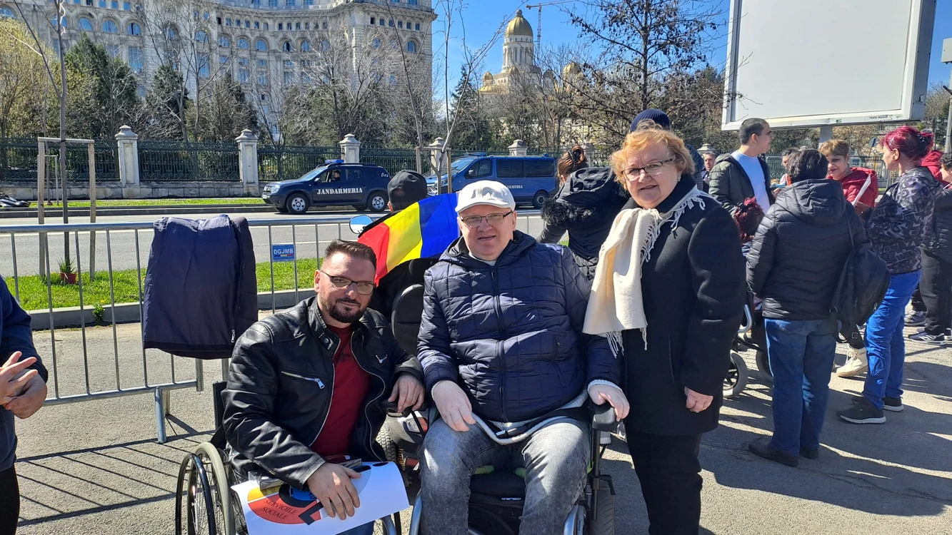 Peste 100 de persoane cu dizabilități au protestat în fața Parlamentului Foto: Robert Gavrilescu
