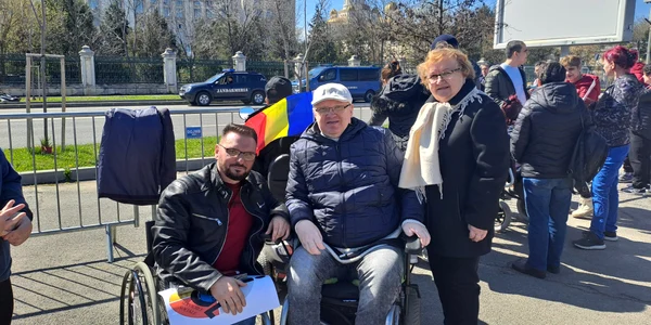 protest persoane cu handicap foto robert gavrilesscu jpeg