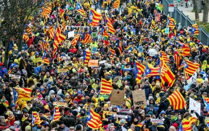 Zeci de mii de persoane au manifestat la Bruxelles pentru independenţa Cataloniei Foto: EPA