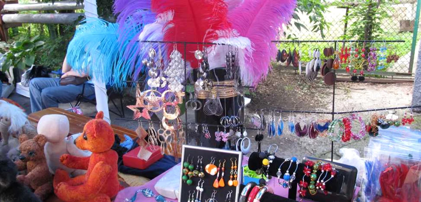 Accesoriile hand made sunt cele mai întrebate produse la târgurile yard sale
