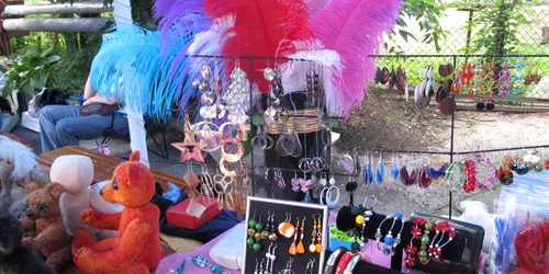 Accesoriile hand made sunt cele mai întrebate produse la târgurile yard sale