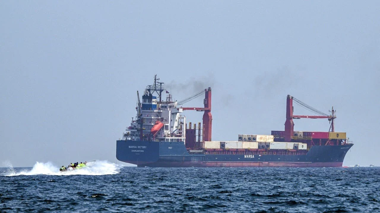 O navă a gigantului francez CMA CGM, atacată în Strâmtoarea Ormuz. Mai mulți membri ai echipajului au fost răniți