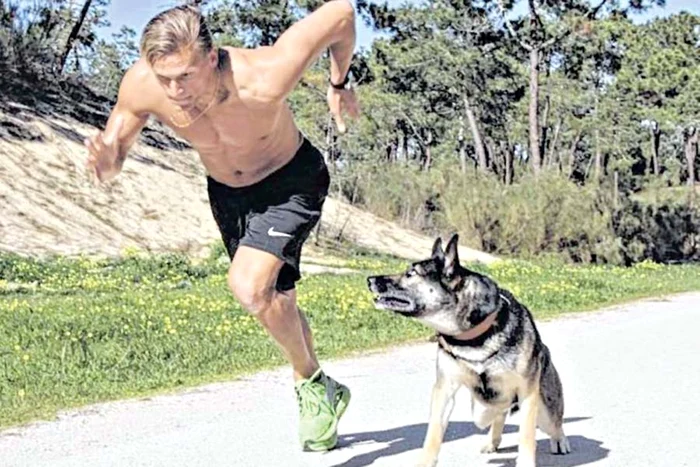 Căţeaua Roxy nu-l pierde din ochi pe Pascal