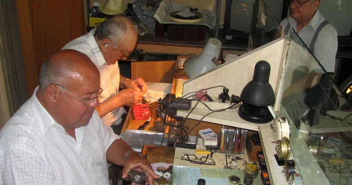 Florian Dorobanţu şi Eremia Cocoroiu îşi împart atelierul cu trei reparatori de televizoare