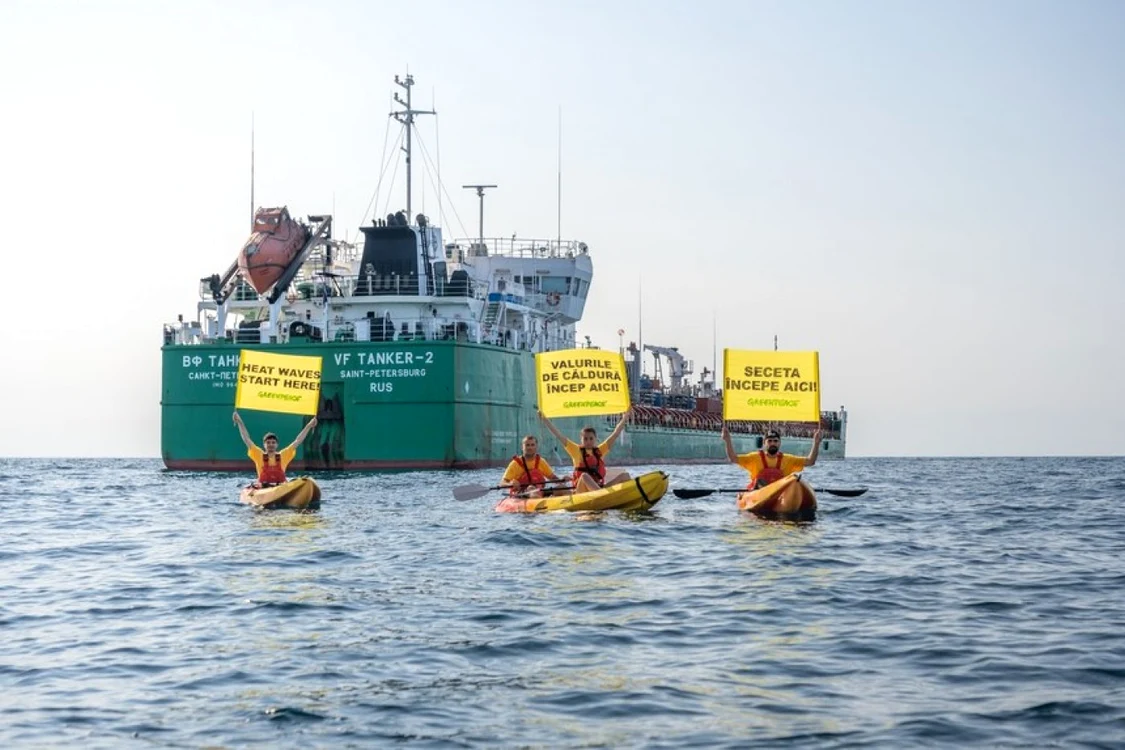 Activiști Greenpeace la un protest în largul Mării Negre
