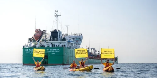 Protest al activiştilor Greenpeace în largul Mării Negre în faţa unui petrolier rusesc FOTO via News.ro