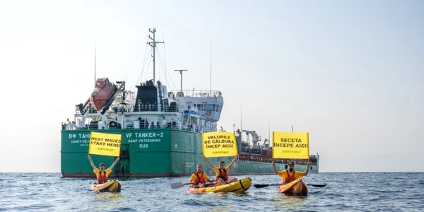 Protest al activiştilor Greenpeace în largul Mării Negre în faţa unui petrolier rusesc FOTO via News.ro