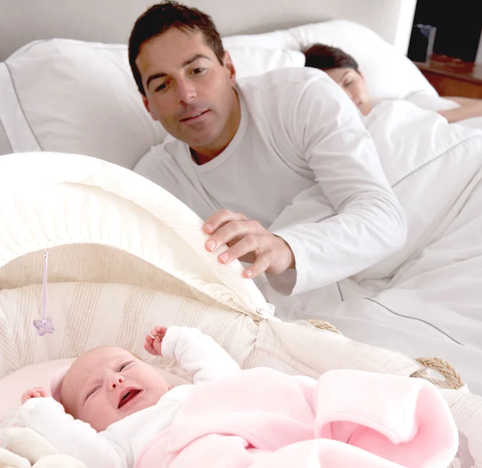 Fascinaţi de copil, părinţii uită de ei (fotografii: Shutterstock)