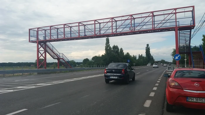 O nouă pasarelă a fost montată pe DN1, la Tâncăbești