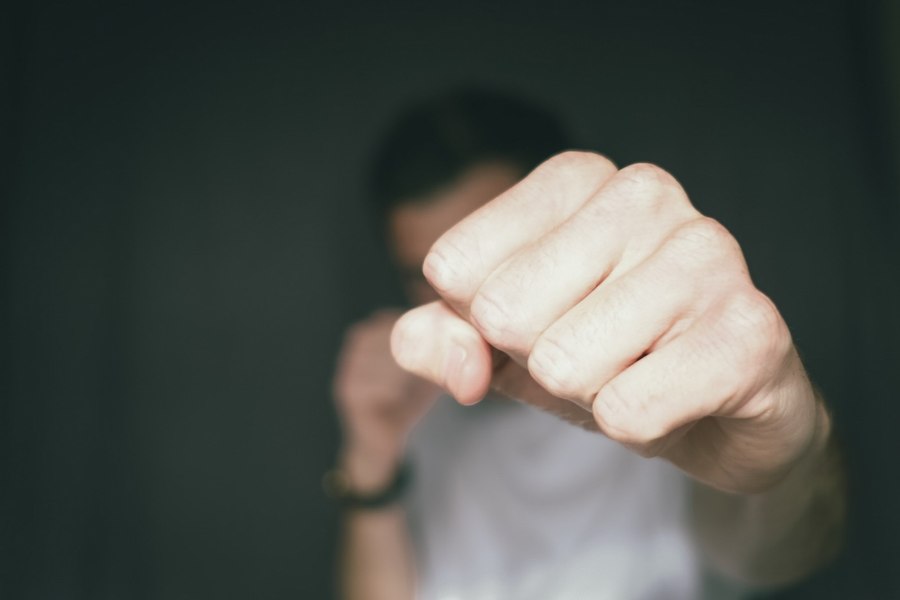 Doi turci au atacat violent un bărbat pe o stradă din Alba Iulia