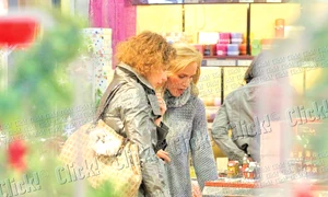 În altă zi, Gabriela s a dus cu o amică la shopping de  decoraţiuni de Crăciun jpeg