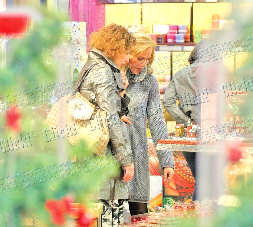 În altă zi, Gabriela s-a dus cu o amică la shopping de  decoraţiuni de Crăciun