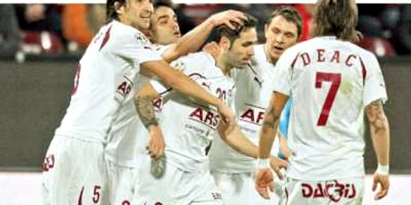 Grigorie (centru), felicitat  pentru golul doi al Rapidului