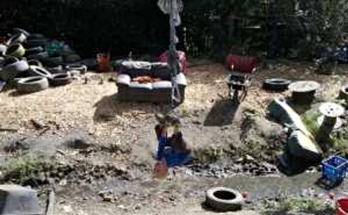 „Aşezarea“ este un parc neconvenţional, în care copiii îşi pot testa limitele şi abilităţile fără să fie îngrădiţi de adulţi. FOTO The Guardian
