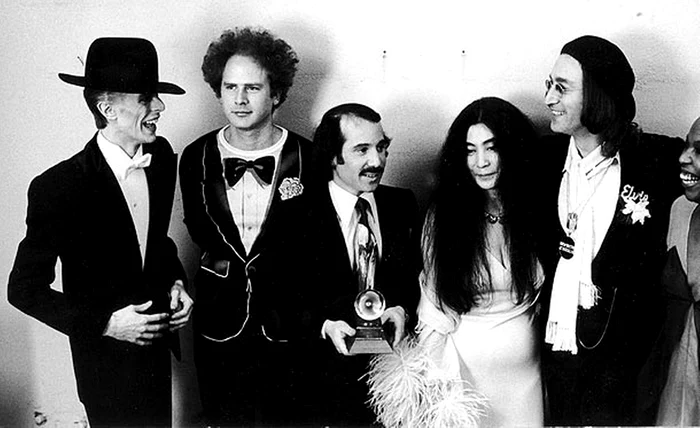 1975: la premiile Grammy, împreună cu Art Grafunkel, Paul Simon, Yoko Ono şi John Lennon.