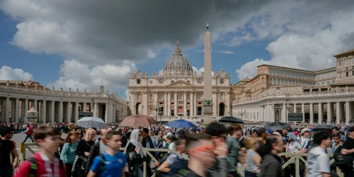 Credincioși aduc un ultim omagiu Papei Francisc la Bazilica Sfântul Petru (San Pietro) din Vatican. FOTO Inquam Photos / Andrei Pungovschi