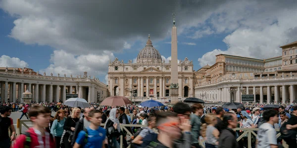 Credincioși aduc un ultim omagiu Papei Francisc la Bazilica Sfântul Petru (San Pietro) din Vatican. FOTO Inquam Photos / Andrei Pungovschi