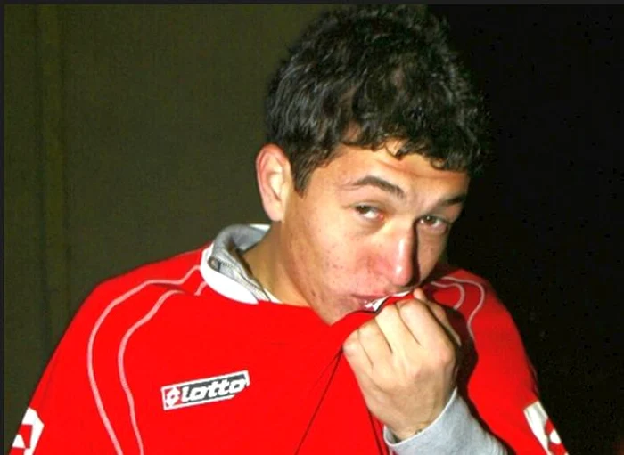 Prepeliţă pupă cu foc emblema lui DinamoFoto: maximasport.ro