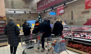 Interiorul magazinul Carrefour la sectiunea de carne jpg