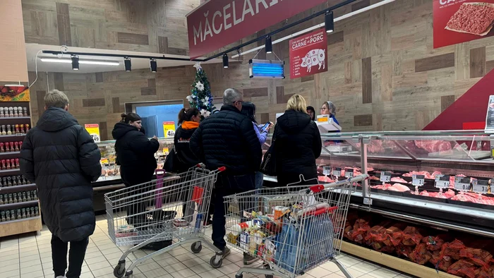 Românii iau cu asalt supermarketurile de Sărbători