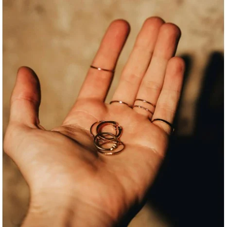 „Pomana regelui Cioabă”: pensionare păcălite pe stradă de două tinere care le-au luat bijuteriile și le-au înlocuit cu pietricele