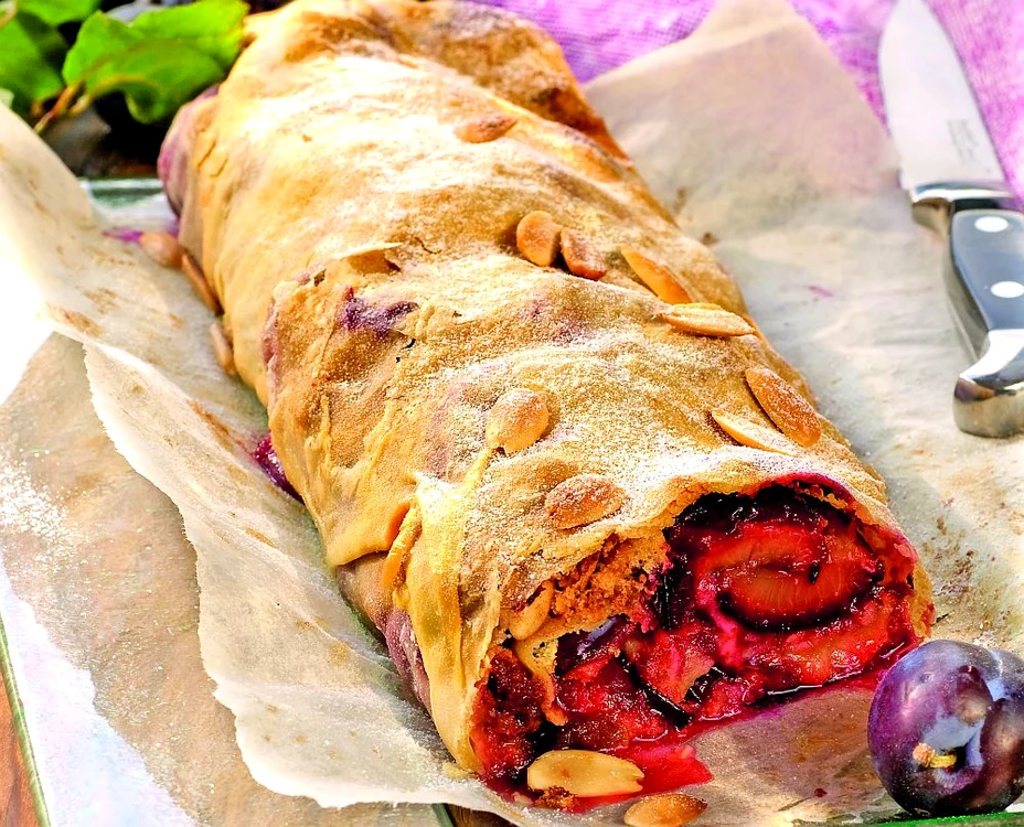 strudel cu prune jpeg
