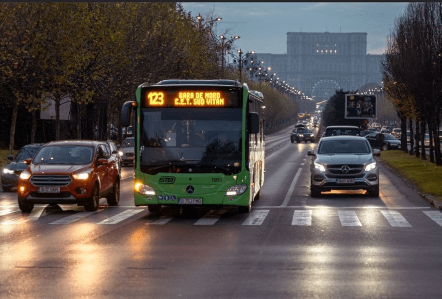 Autobuzul STB 123 din Capitală, stație comună cu 104 la Opera Română