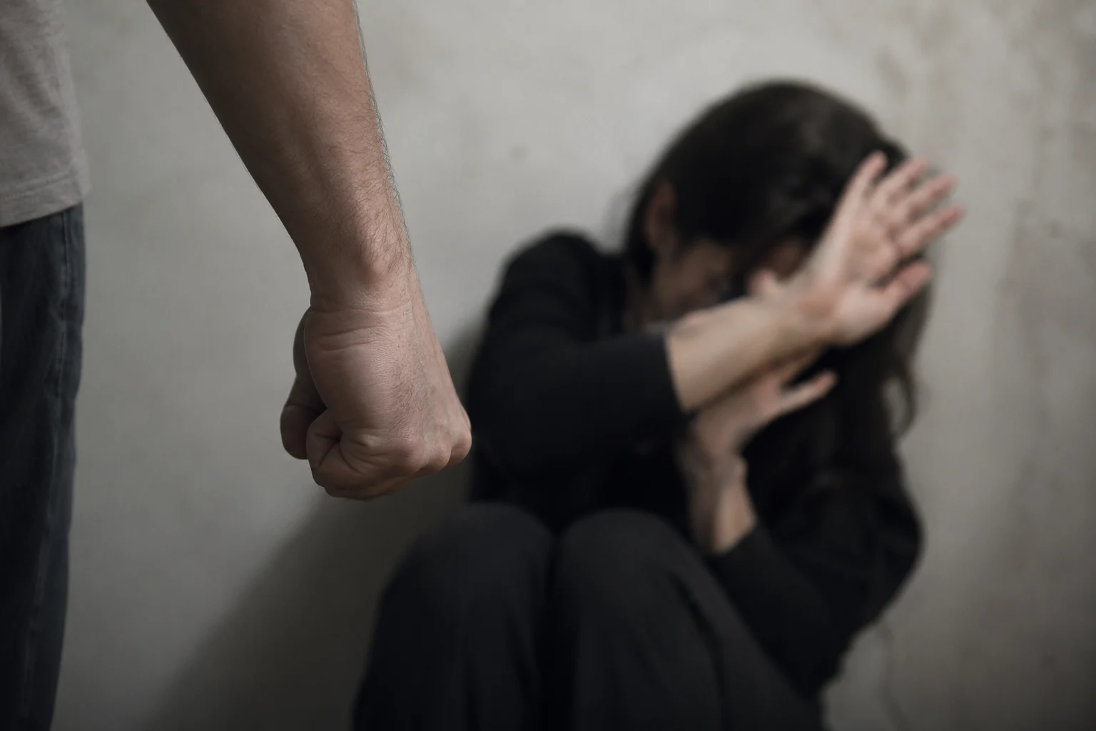 Senatul a respins proiectul care extindea incriminarea hărțuirii sexuale în afara locului de muncă. USR acuză PSD că și-a schimbat votul