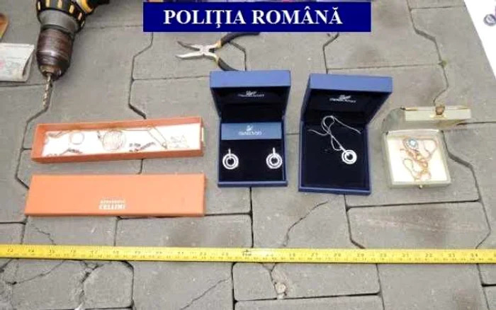 Poliţiştii au găsit o parte din pardă chiar în maşinile percheziţionate de la service-ul auto FOTO: Poliţia Română
