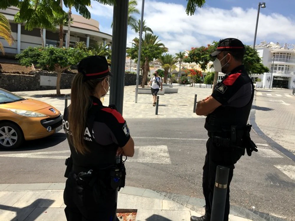 
    Polițiștii îți atrăgeau atenția dacă nu purtai masca pe stradă  