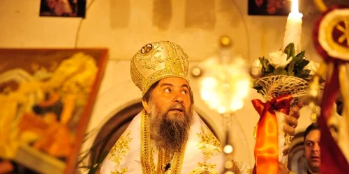 ÎPS Irineu, arhiepiscopul Craiovei, are două engolpioane aurite