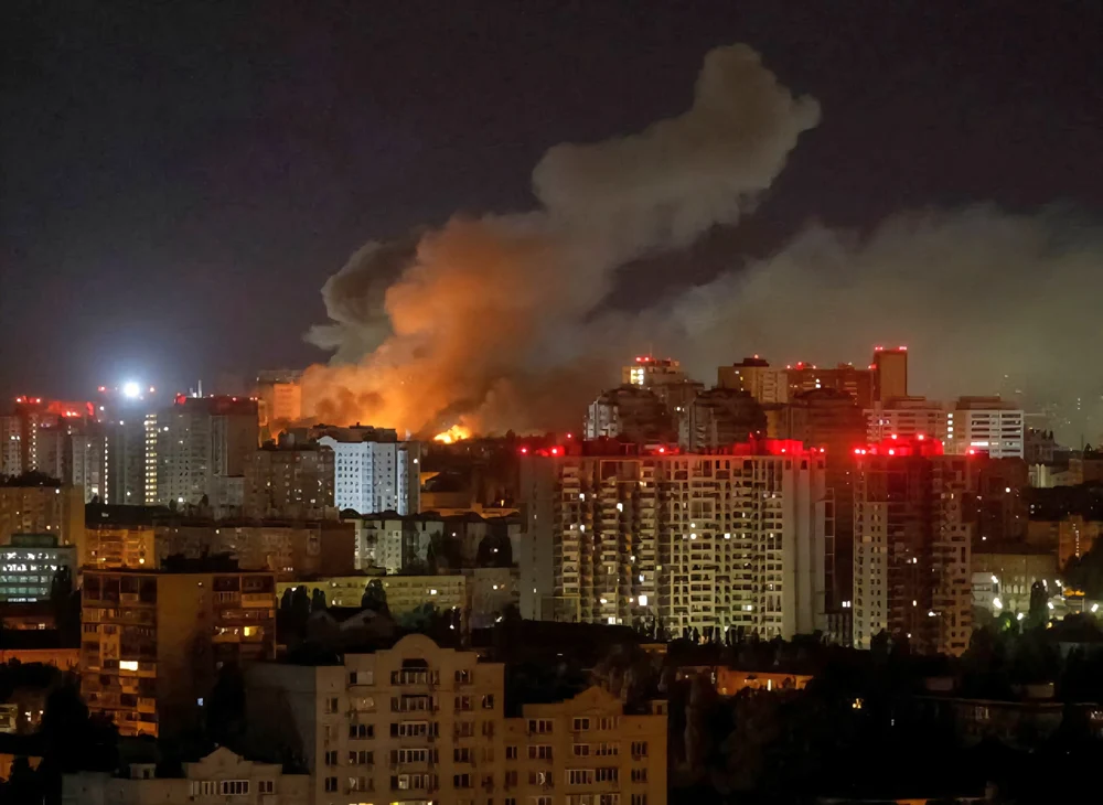 Rusia a lansat unul dintre cele mai ample atacuri cu rachete balistice asupra Ucrainei. Kievul, ținta principală. Un tren de pasageri din Zaporojie, lovit de o dronă