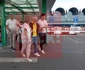 Irinel, ținut de brațe la aeroport