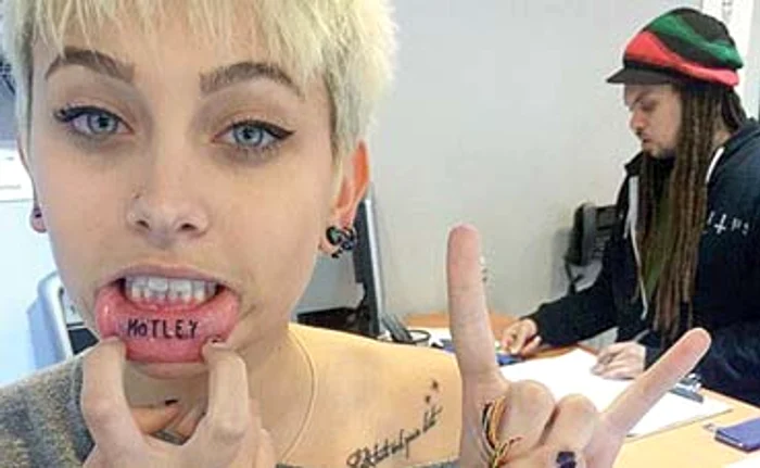 
    Paris Jackson s-a  lăudat pe Internet  imediat după ce şi-a  făcut desenul  