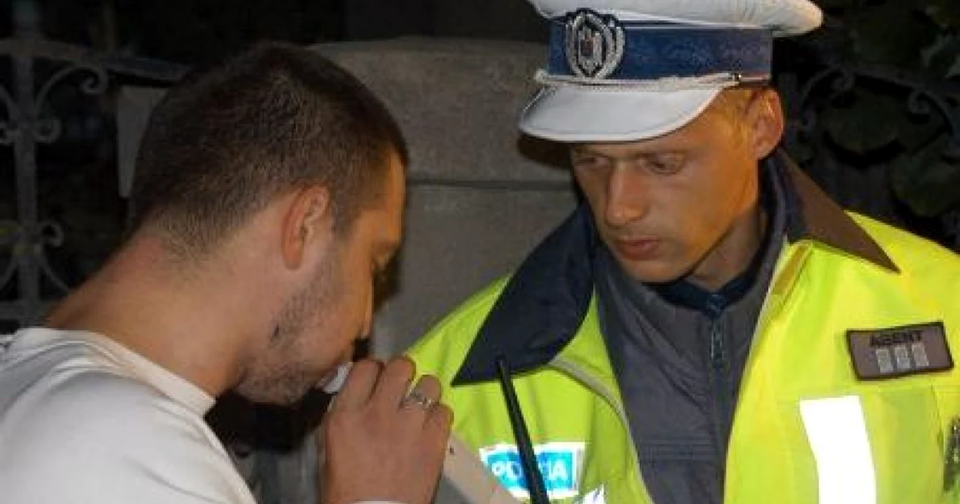 Tânărul a fost testat cu aparatul etilotest.Foto arhivă