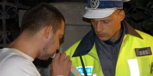 Tânărul a fost testat cu aparatul etilotest.Foto arhivă